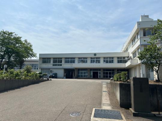 　上越市立大潟町中学校:656m